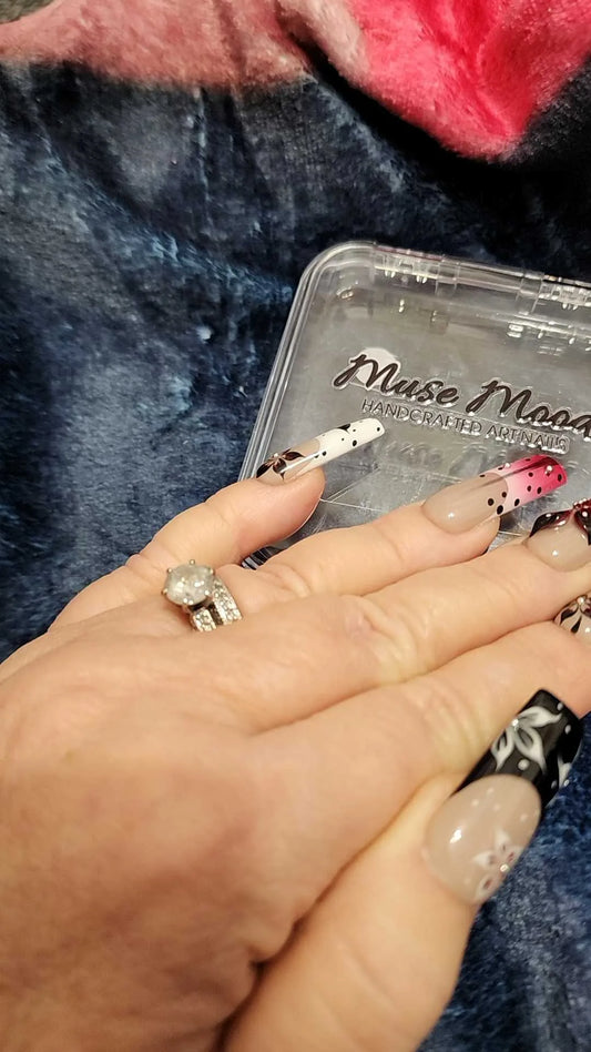 Faux ongles à presser carrés de luxe faits à la main Rose-Papillon