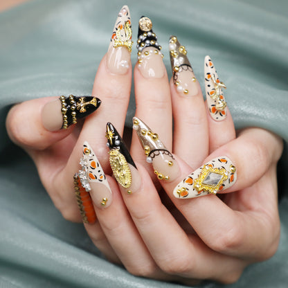 Pearl Reign – Faux Ongles à Coller Dorés Stiletto – Kit de Faux Ongles Longs en Acrylique Luxueux Faits Main pour un Look Élégant et Glamour à un Dîner, un Événement ou une Fête