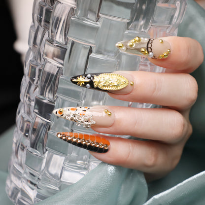 Pearl Reign – Faux Ongles à Coller Dorés Stiletto – Kit de Faux Ongles Longs en Acrylique Luxueux Faits Main pour un Look Élégant et Glamour à un Dîner, un Événement ou une Fête