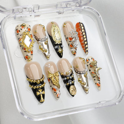Pearl Reign – Faux Ongles à Coller Dorés Stiletto – Kit de Faux Ongles Longs en Acrylique Luxueux Faits Main pour un Look Élégant et Glamour à un Dîner, un Événement ou une Fête