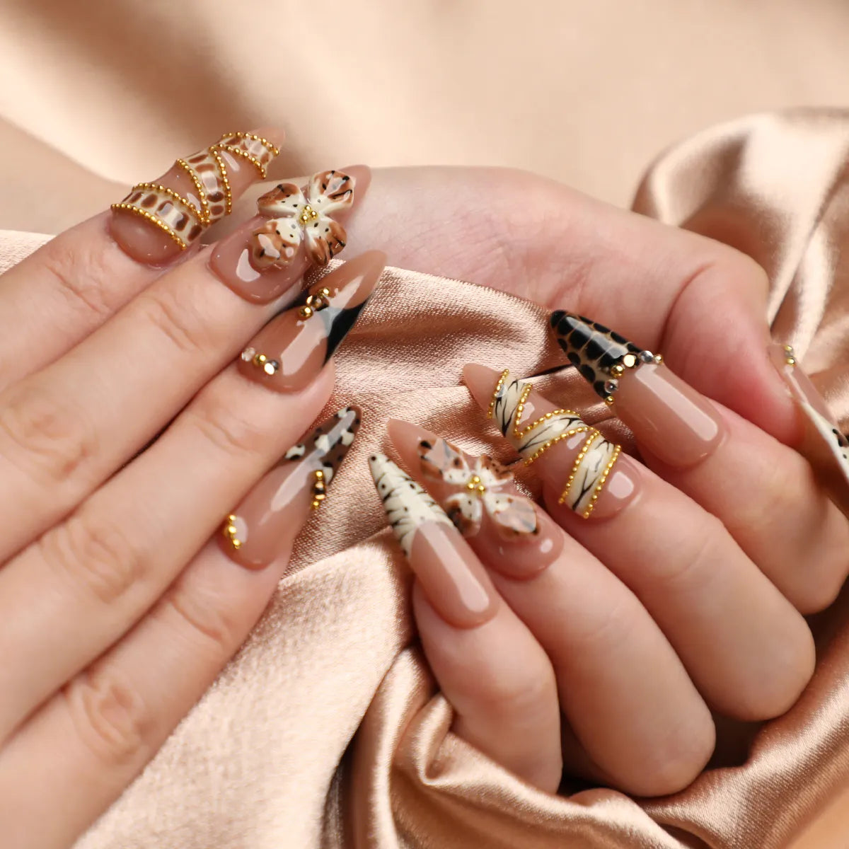 Faux ongles à presser en acrylique luxueux neutres faits à la main avec accents dorés