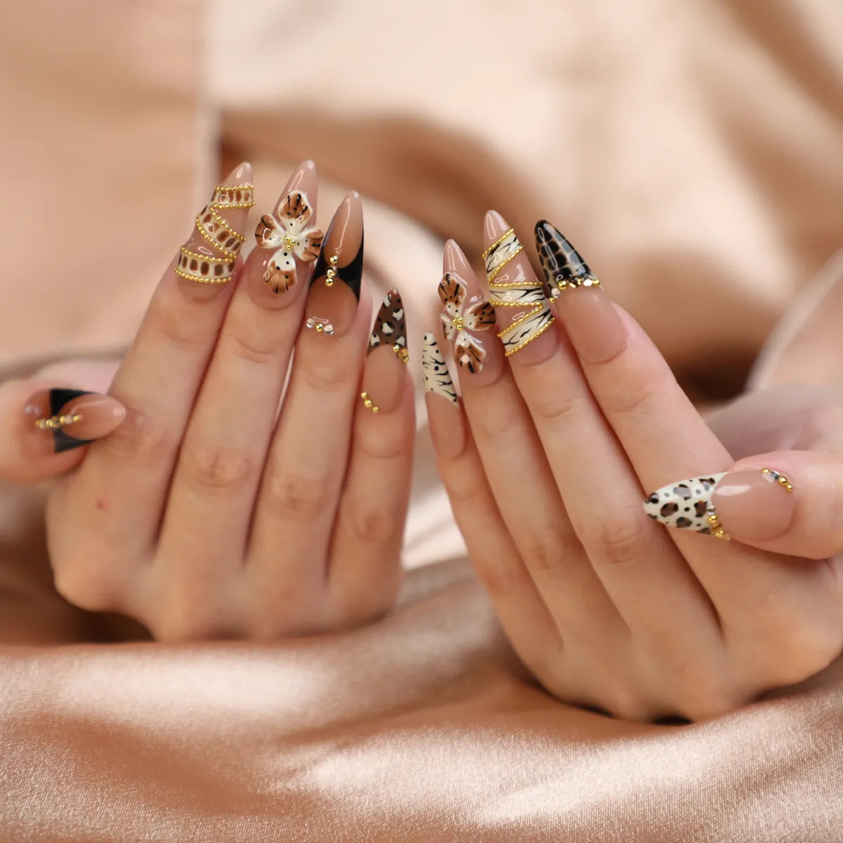 Faux ongles à presser en acrylique luxueux neutres faits à la main avec accents dorés