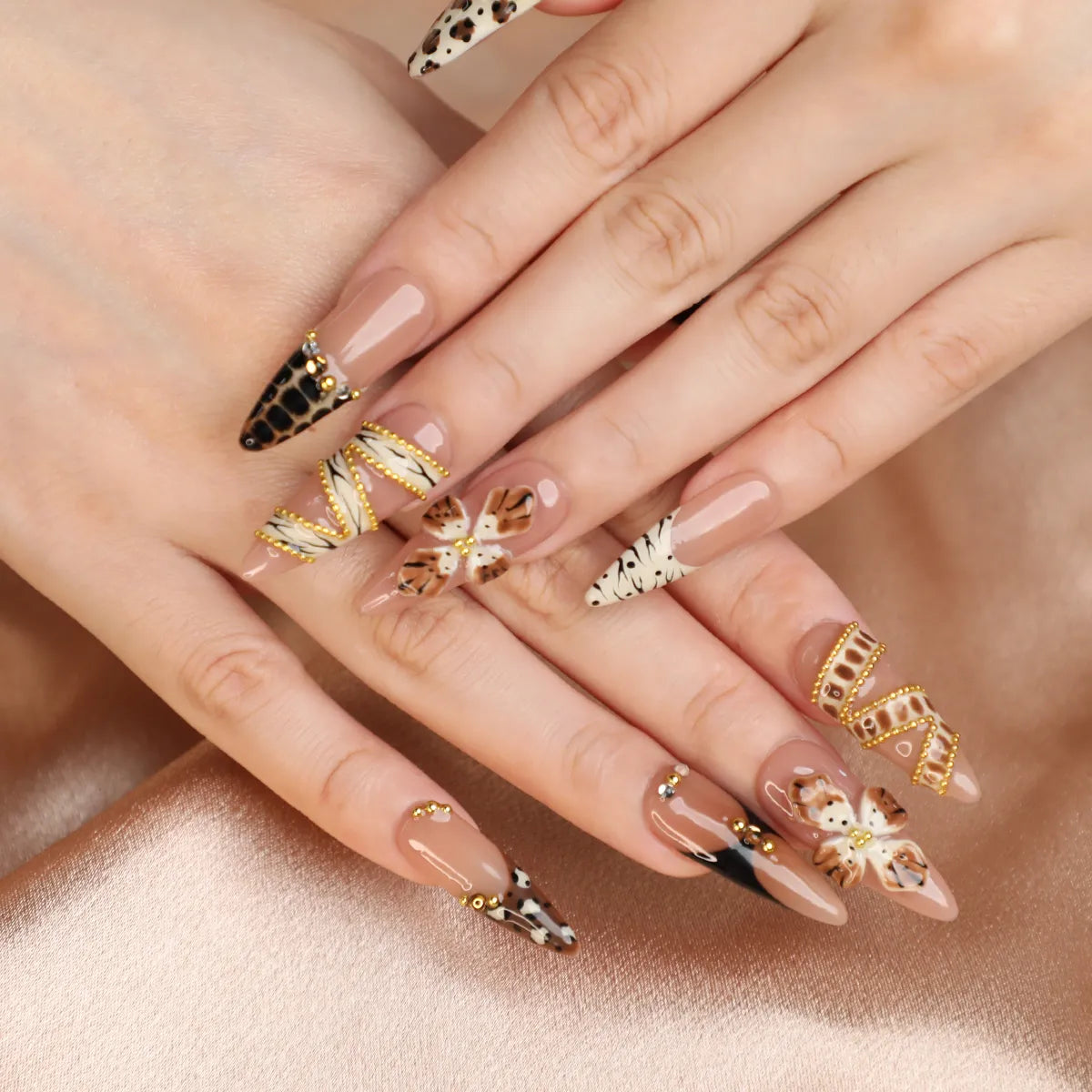 Faux ongles à presser en acrylique luxueux neutres faits à la main avec accents dorés
