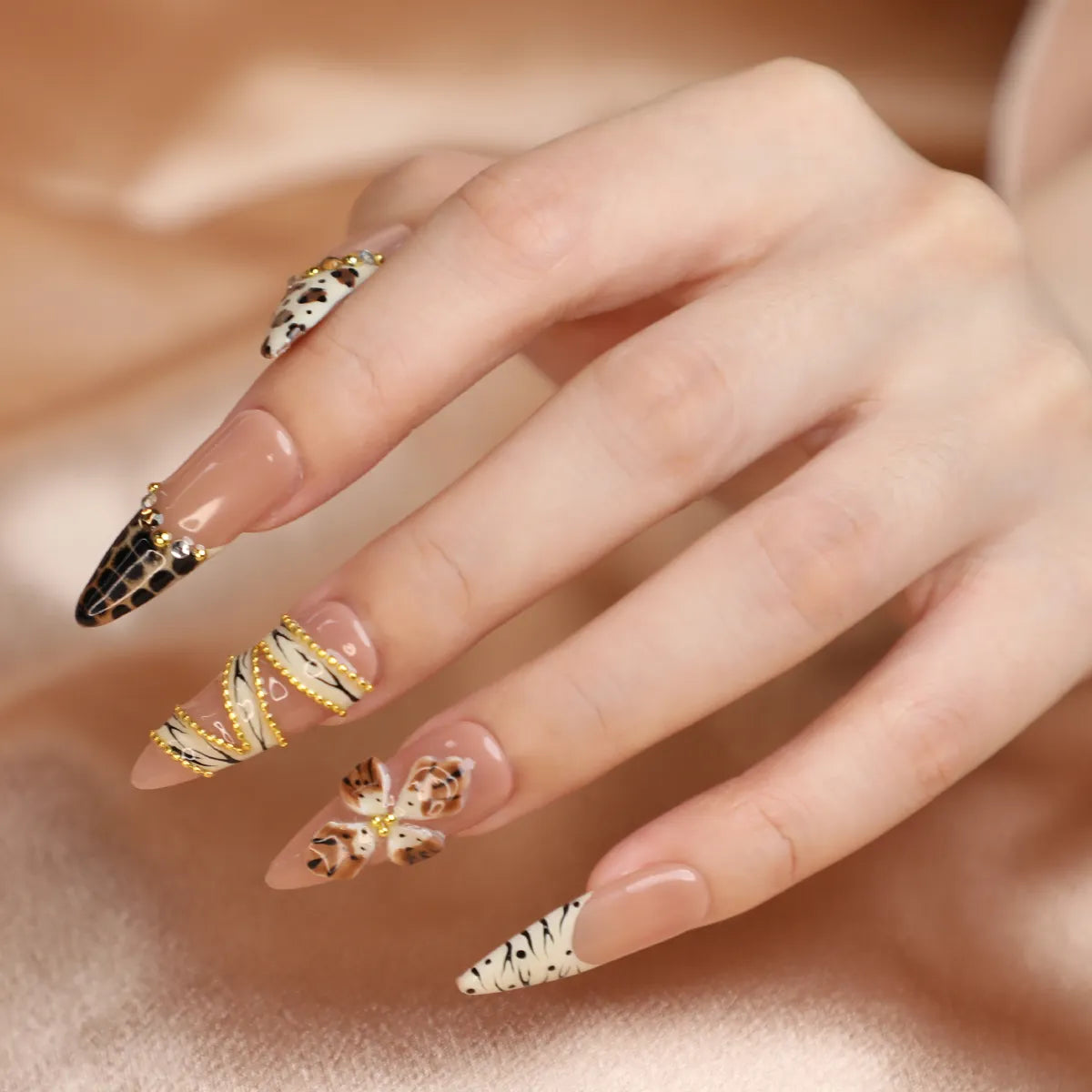 Faux ongles à presser en acrylique luxueux neutres faits à la main avec accents dorés